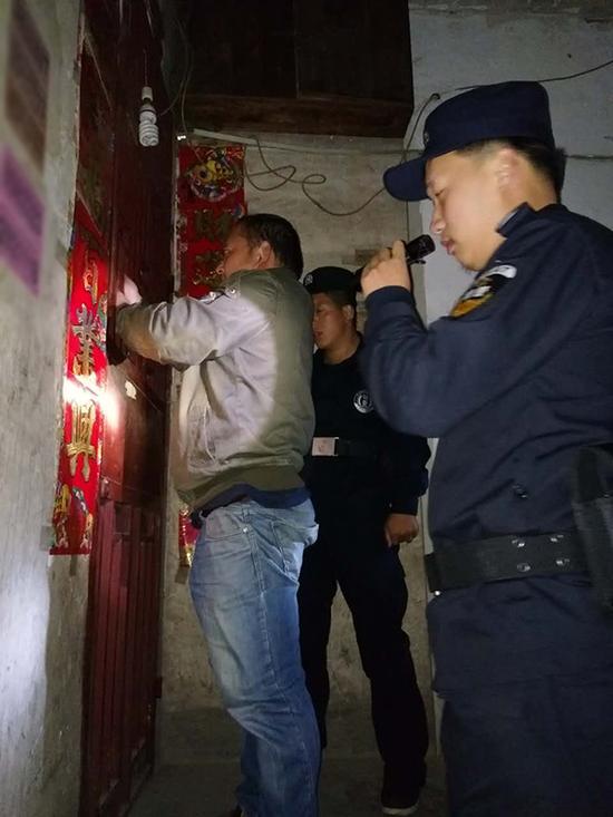 宜宾粗心妈妈误将幼女锁家中 民警全城寻开锁师傅开门